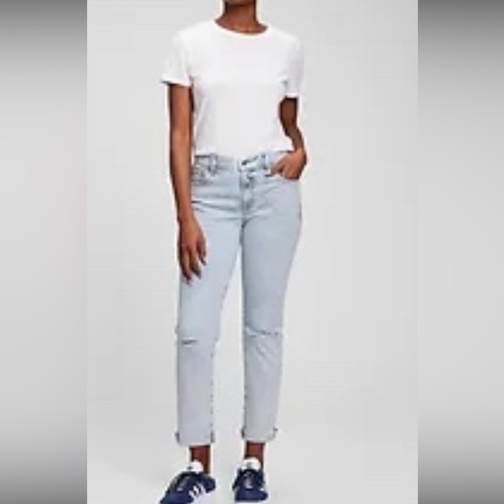 Mid rise girlfriend cut GAP jeans size 32